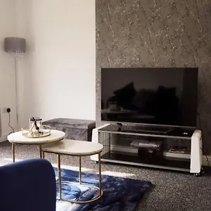 In Speke- 8 Mins Walk To Airport Apartment